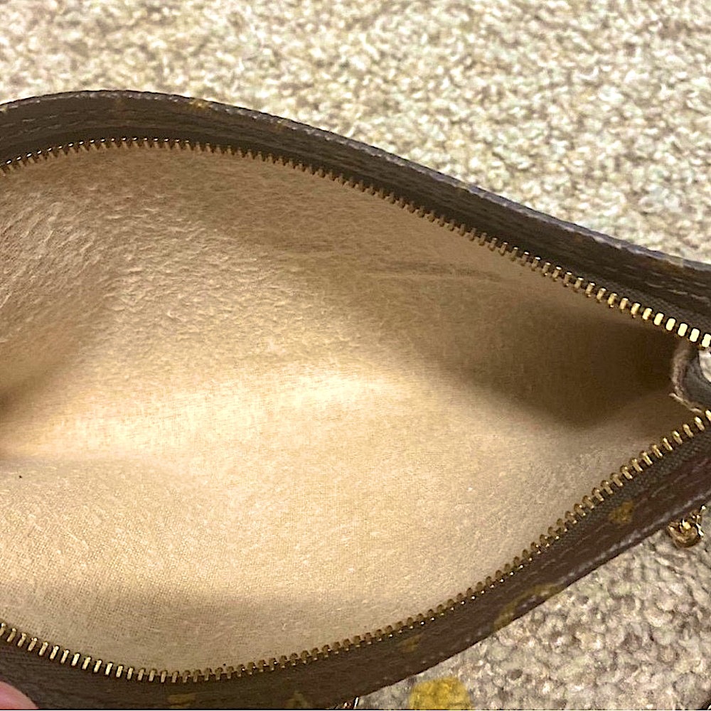 👜Auth Louis Vuitton Monogram Pochette/Crossbody Bag! One of the most popular👜 - Picture 8 of 11